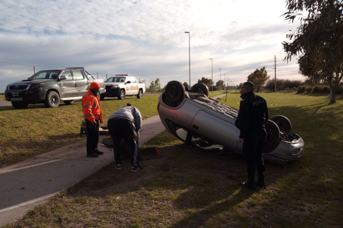 Realizó una mala maniobra en su auto y volcó en el ingreso a Cerri