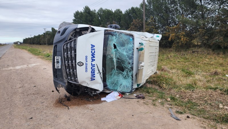 Choque Y Vuelco Entre Una Camioneta Y Una Ambulancia Seis Personas