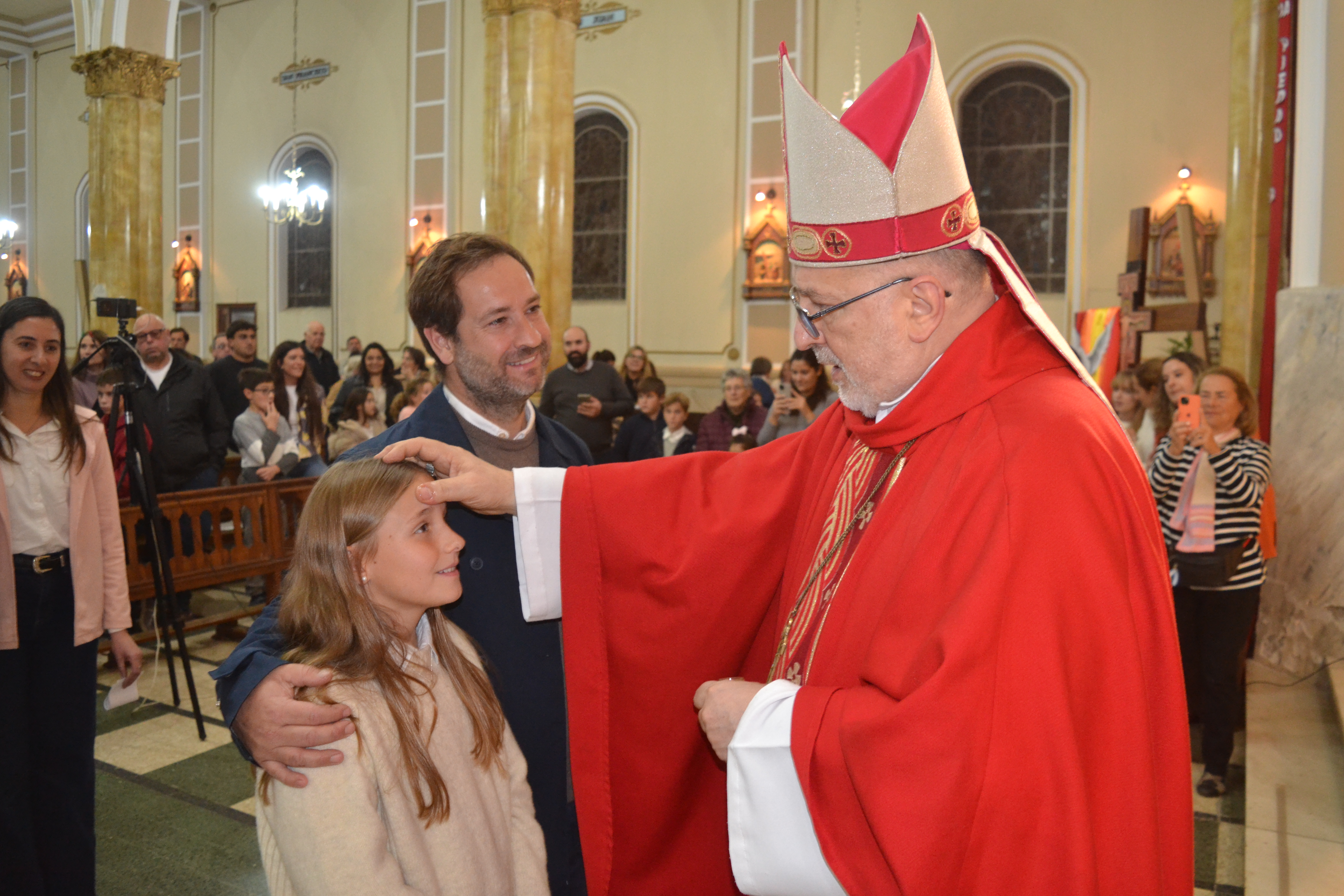  Emotiva celebración de Confirmación en la Parroquia Santa Rosa de Lima