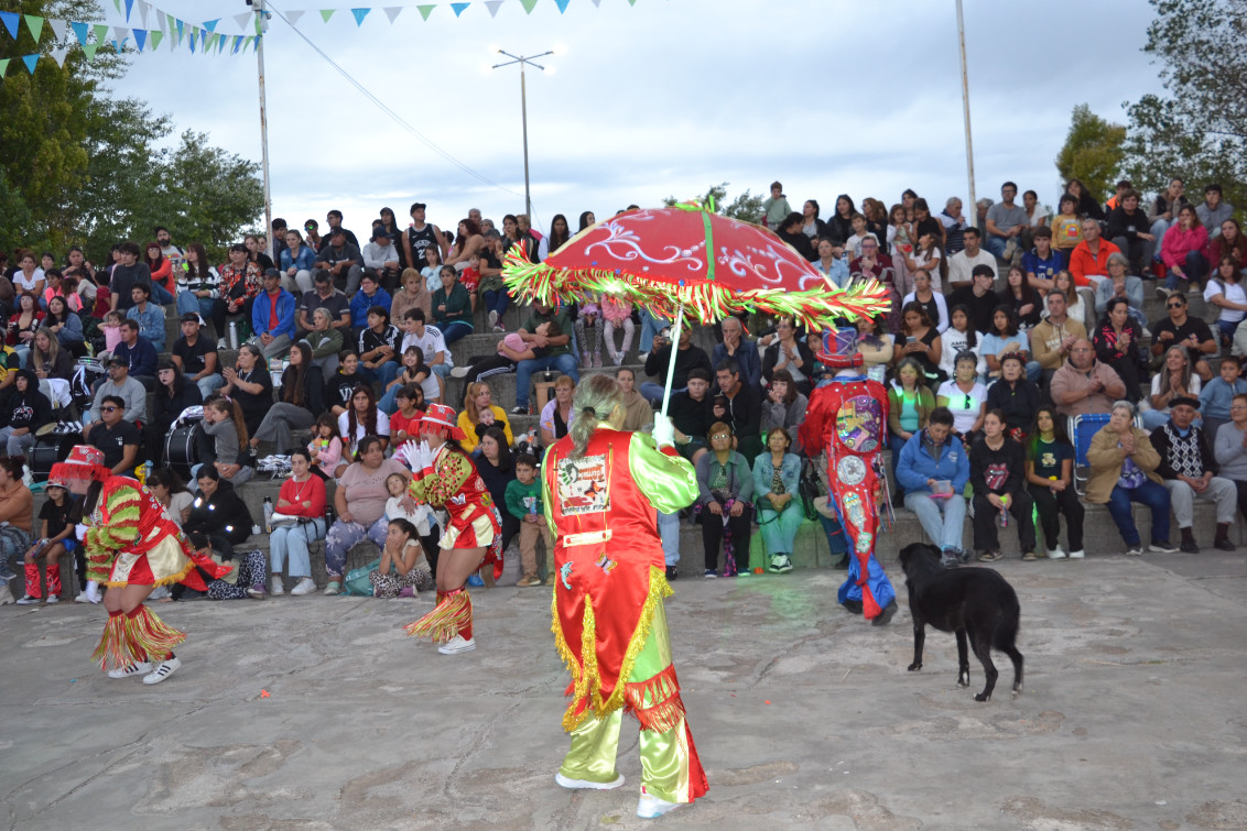 Las murgas llenaron de ritmo y color la Plaza San Martín