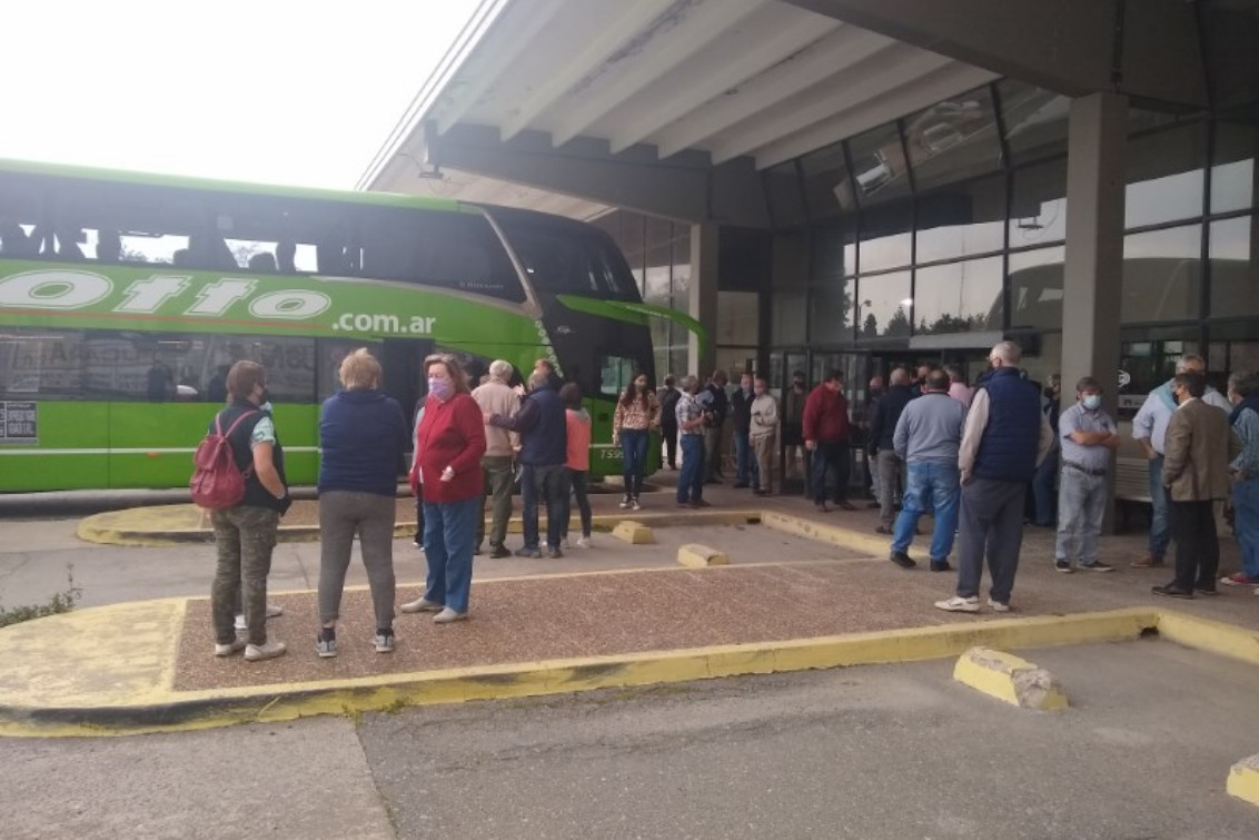 Quieren implementar un pasaporte sanitario en micros de media y larga distancia 