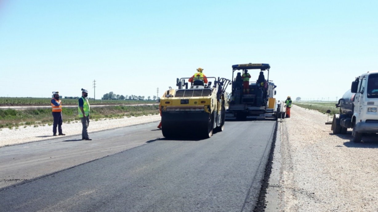 Se empezó a pavimentar la autopista de la Ruta Nacional N° 33 entre Bahía Blanca y Tornquist