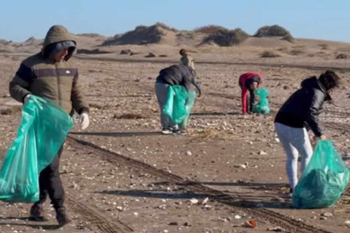 Una marea solidaria: así limpiaron 15 kilómetros de playa en Monte
