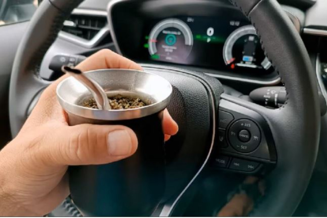 Una provincia multará con $500.000 a quienes conduzcan un auto tomando mate