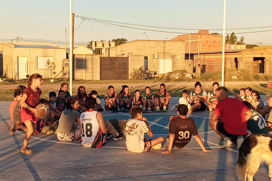  El básquet salió a la plaza y reunió a familias en el barrio de Las Colectividades