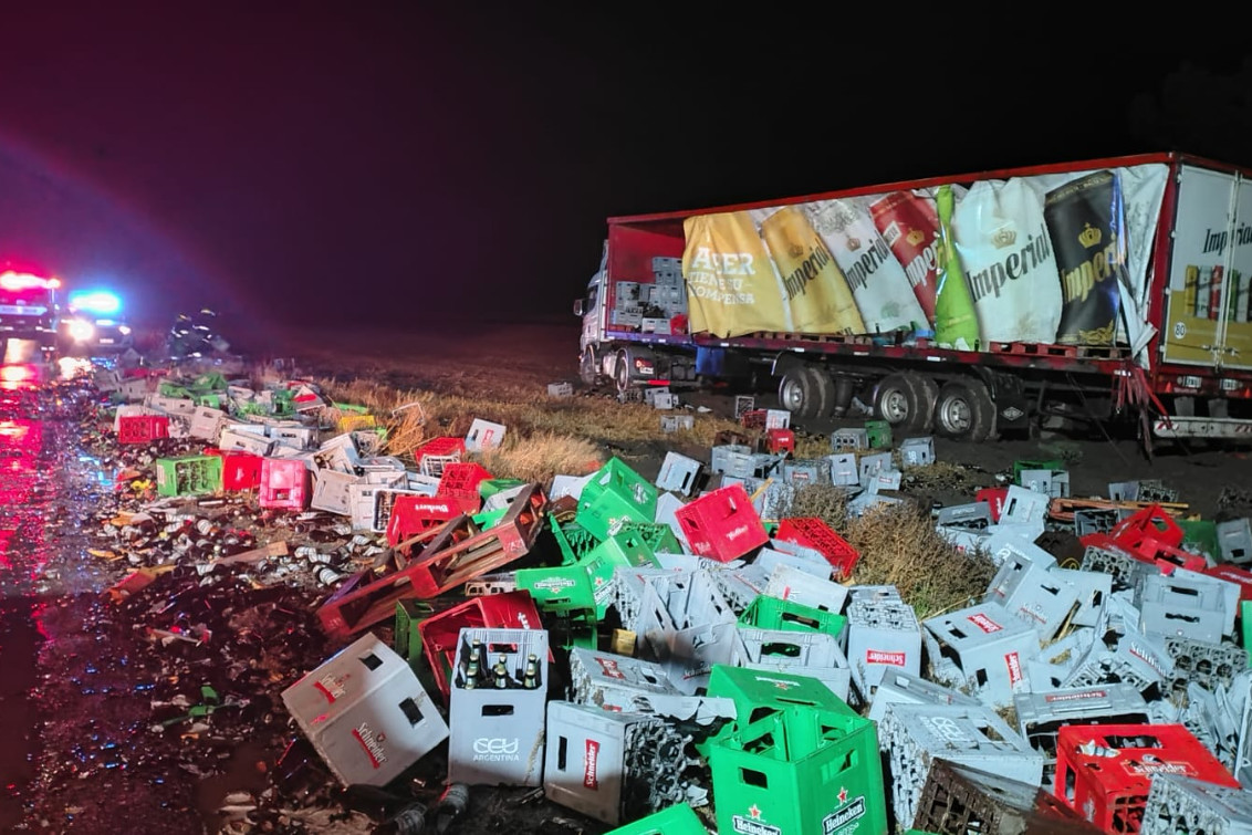 Un camión perdió casi toda su carga de cerveza tras una ráfaga de viento