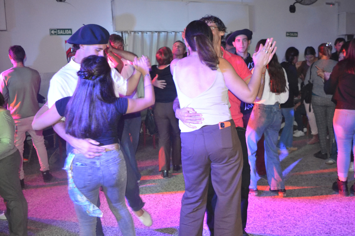  La Escuela Nº 22 celebró sus 70 años con una exitosa cantina-baile en el Club Roca