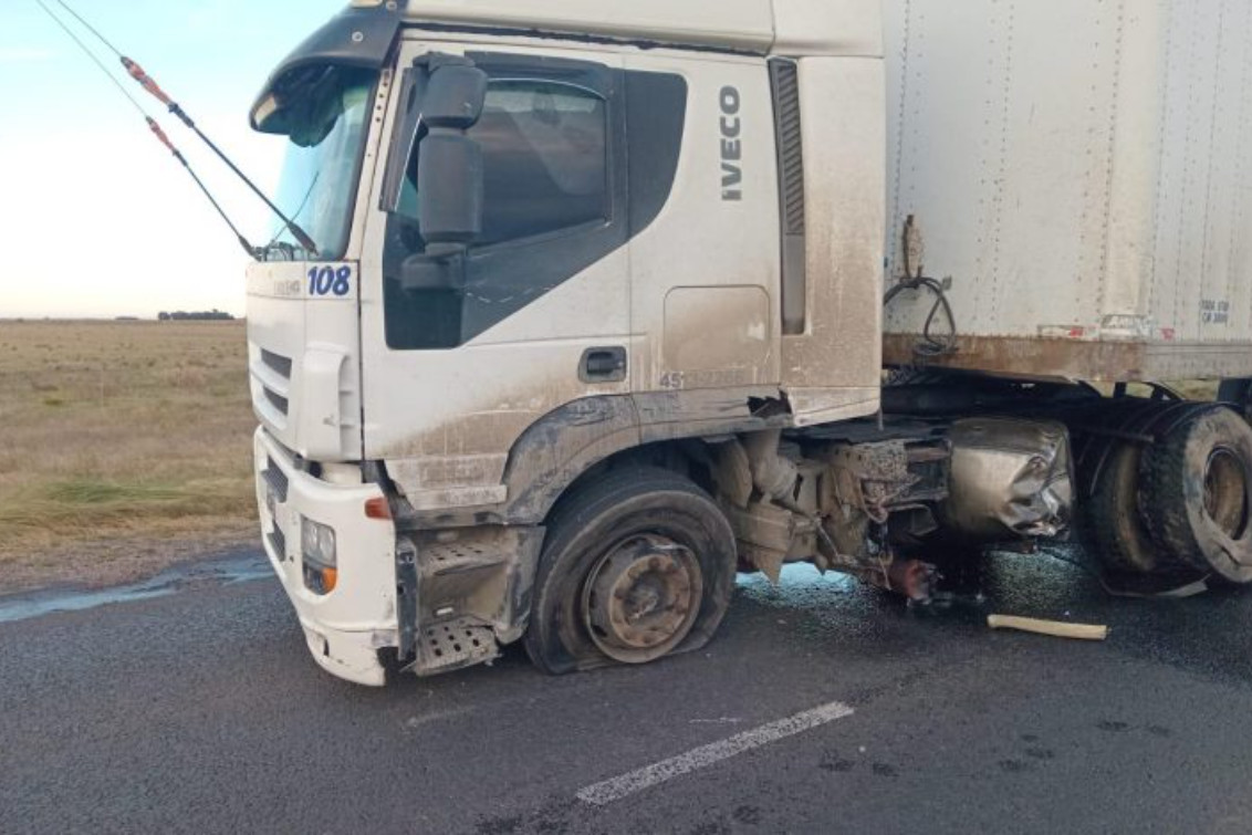 Chocaron un camión y una camioneta en la Ruta 3