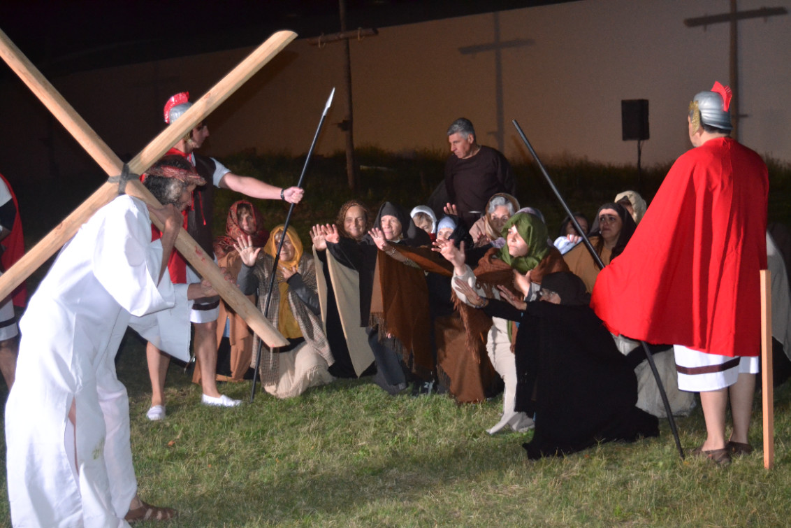  Un buen marco de vecinos acompañó el emotivo Vía Crucis Viviente en la ciudad