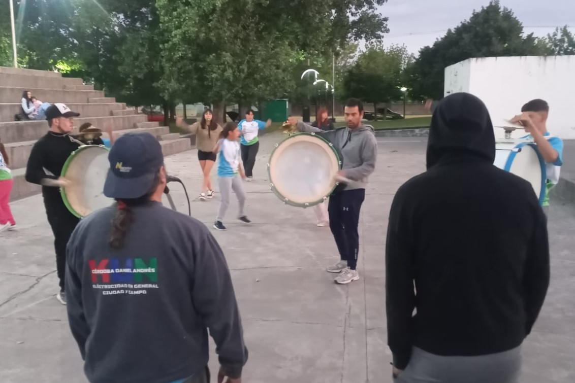Encuentro de murgas en el balneario local