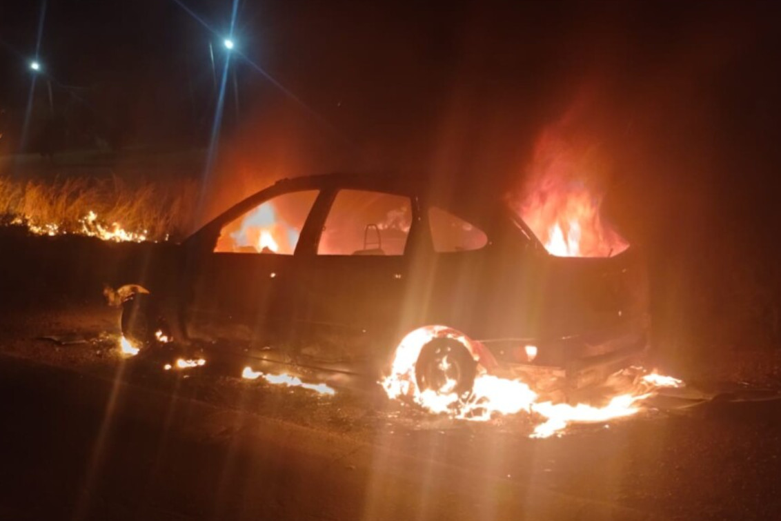 Un incendio arrasó con un auto en el cruce de Avenida Alem y Ruta 33