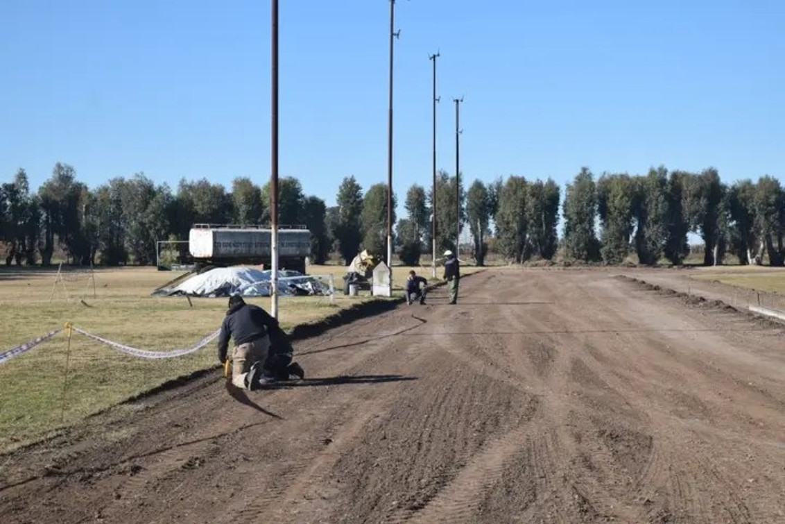 INDIO RICO: Comenzaron los trabajos en la pista de atletismo del Polideportivo Municipal 