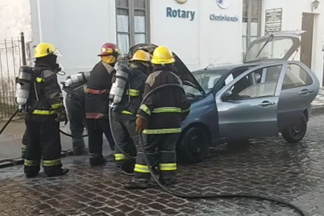 Incendio de vehículo frente a la Plaza Pringles