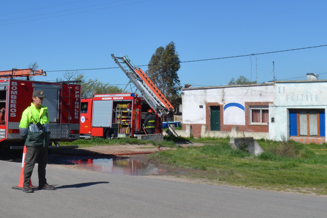 Dos dotaciones de bomberos sofocaron un incendio en una vivienda de calle 62 y Boulevard Uruguay