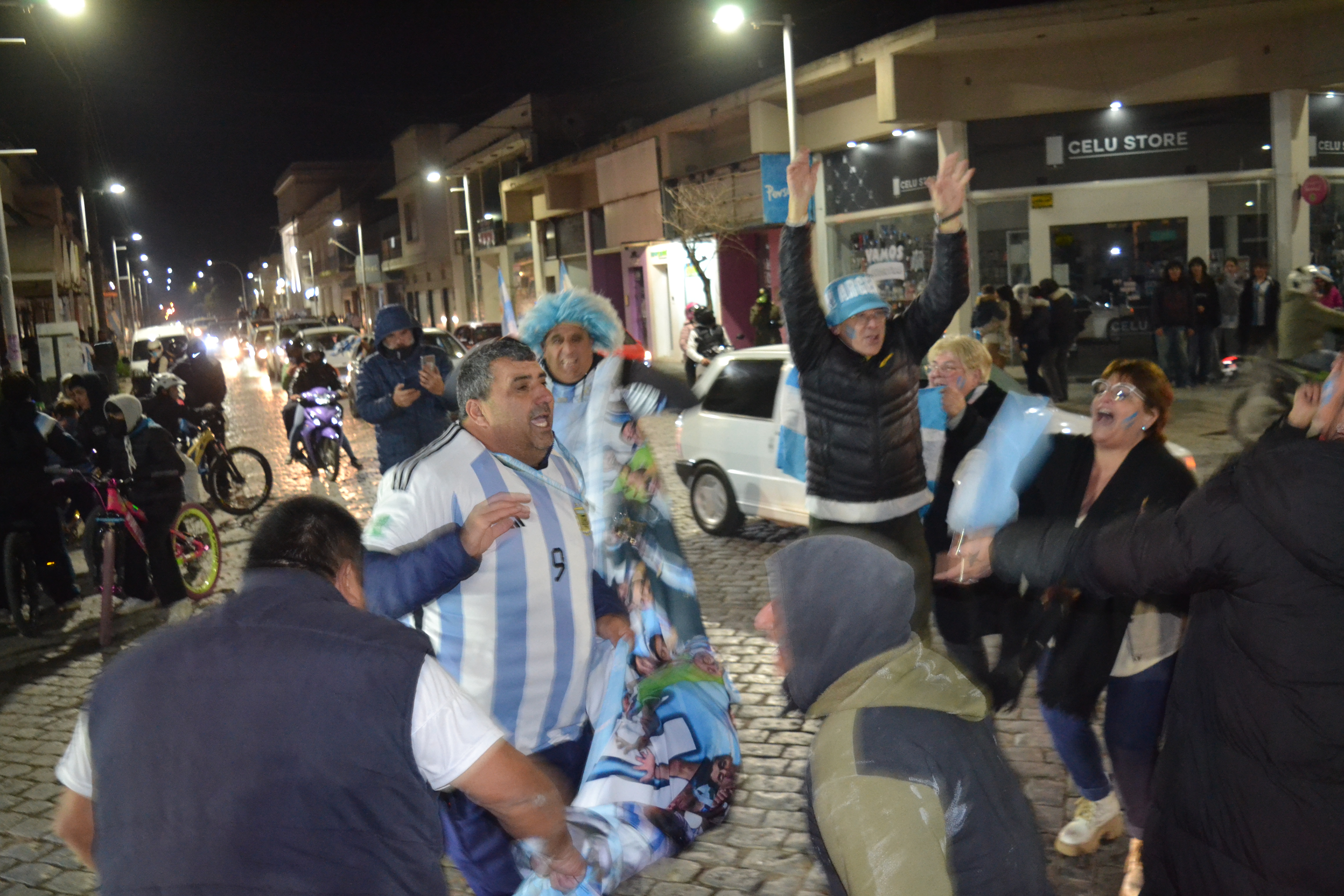 Coronel Pringles se vistió de celeste y blanco para celebrar el pase de Argentina a octavos de final