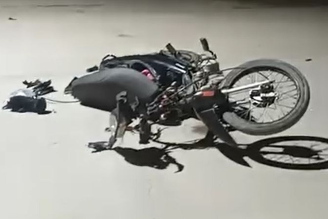 Motociclista hospitalizado tras chocar con un auto en calles 14 y 58
