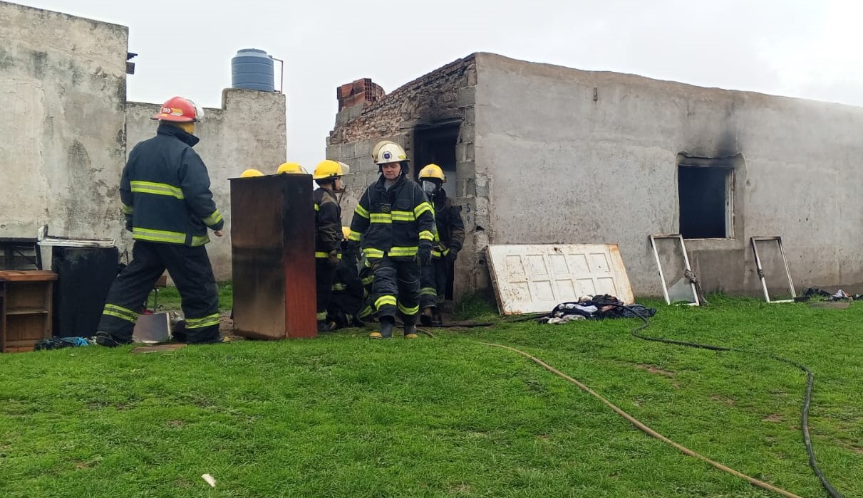  Incendio destruyó gran parte de una vivienda y movilizó a dos dotaciones de Bomberos