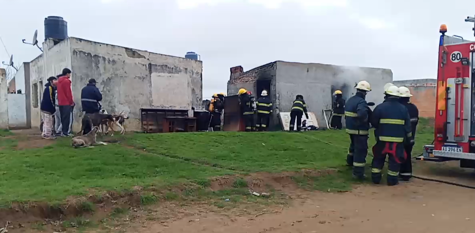  Incendio destruyó gran parte de una vivienda y movilizó a dos dotaciones de Bomberos