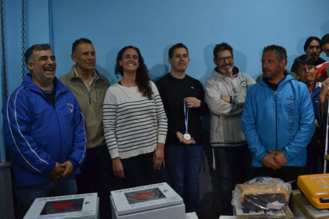  Se entregaron desfibriladores a los clubes del distrito