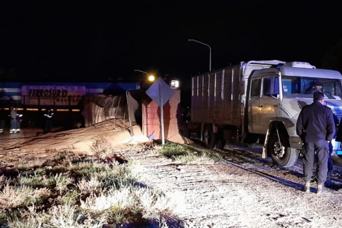 Un camión fue embestido por un tren