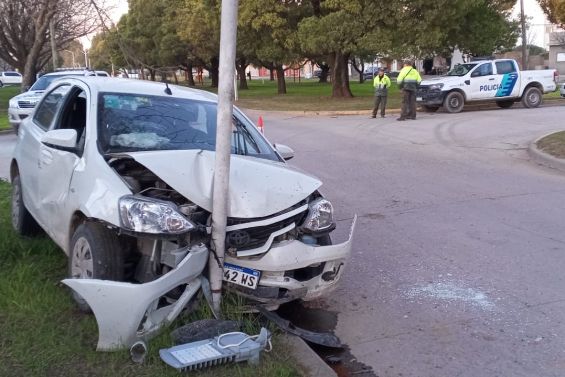 Choque en la ciudad: un auto terminó contra una columna de alumbrado