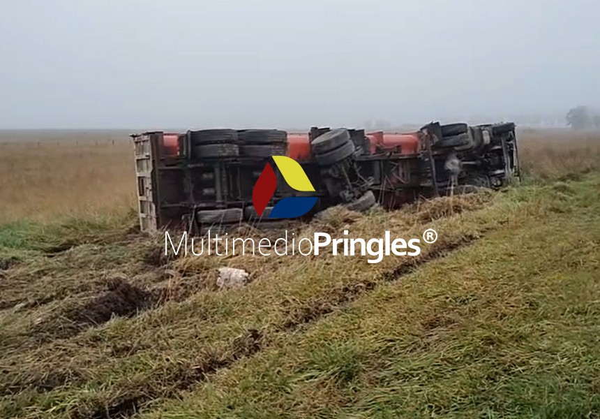   Volcó un camión cargado con piedras en la curva de La Noria