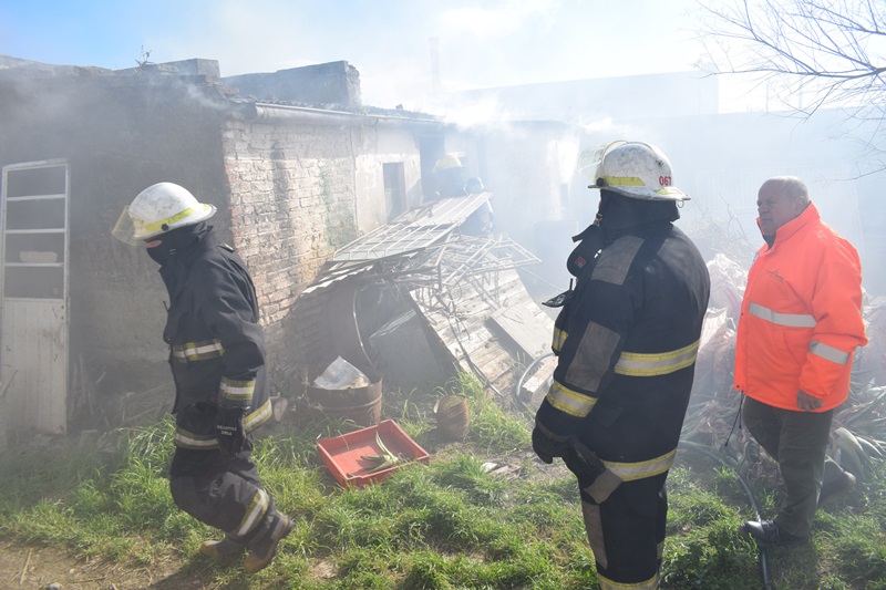   Un incendio supuestamente intencional, provocó serias pérdidas en una vivienda