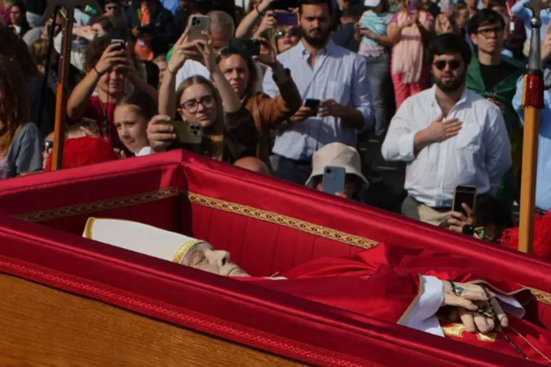 El cuerpo del Papa llegó a la Basílica de San Pedro para el último adiós de los fieles