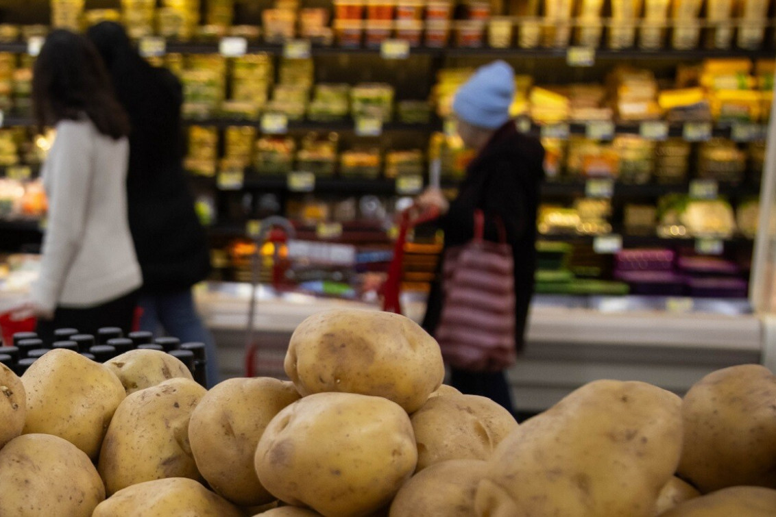 El consumo subió en los supermercados: no así en los mayoristas, según el Indec  