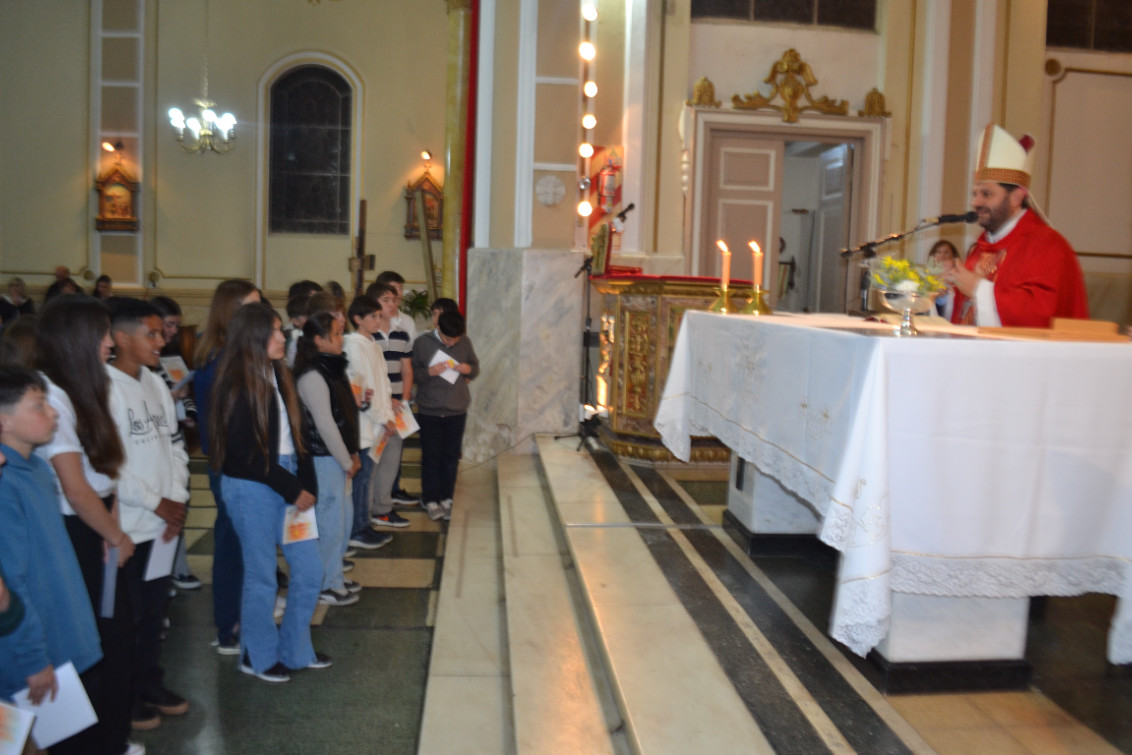  Emotiva celebración de la Confirmación en la Parroquia Santa Rosa de Lima