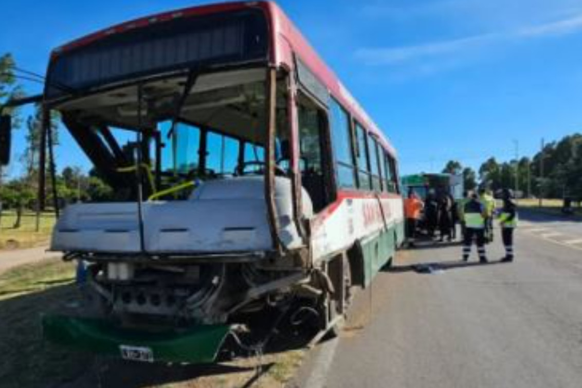  BAHÍA BLANCA: Fuerte choque entre un camión y un colectivo 