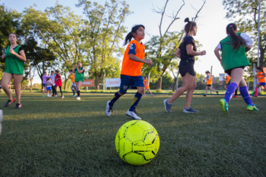 Fútbol femenino en las escuelas: el convenio que firmó AFA