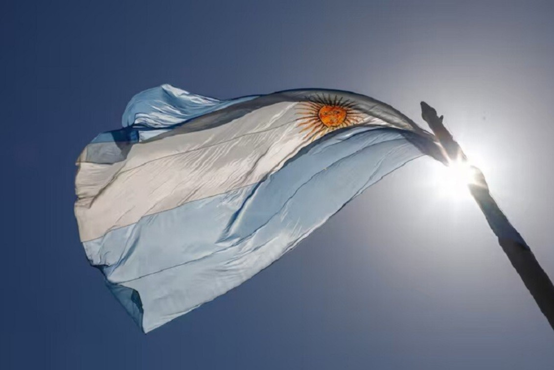 Ni doblarla ni izarla de noche: 10 cosas que están prohibidas de hacer con la bandera argentina 