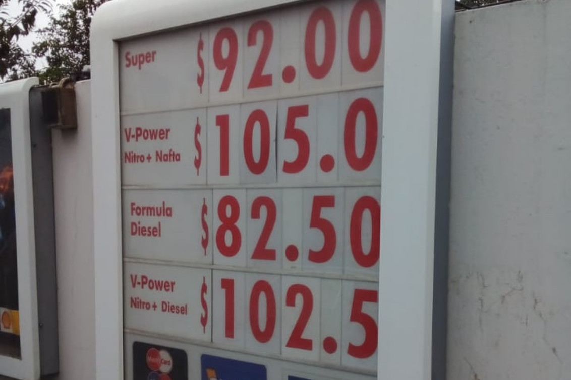 El litro de nafta premium supera los $100 