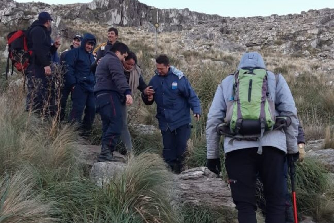 Bomberos concurrieron al rescate de una mujer en el Cerro Ventana