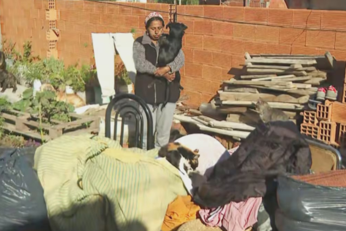 “Estoy acá por mis hijos”: El relato de una mamá que duerme en el techo de su casa en Bahia Blanca