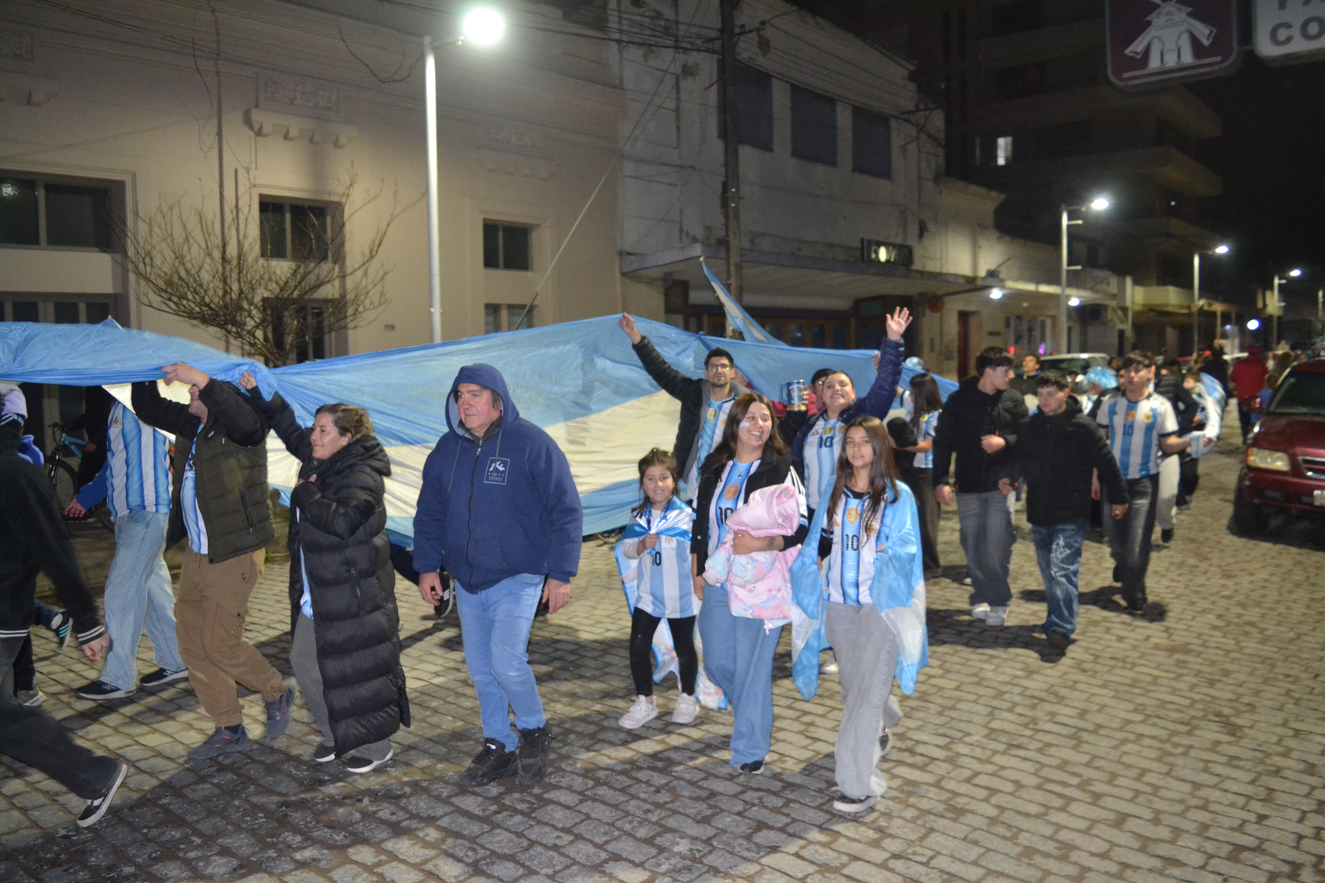 La ciudad volvió a vestirse de celeste y blanco para celebrar el pase de Argentina a las semifinales