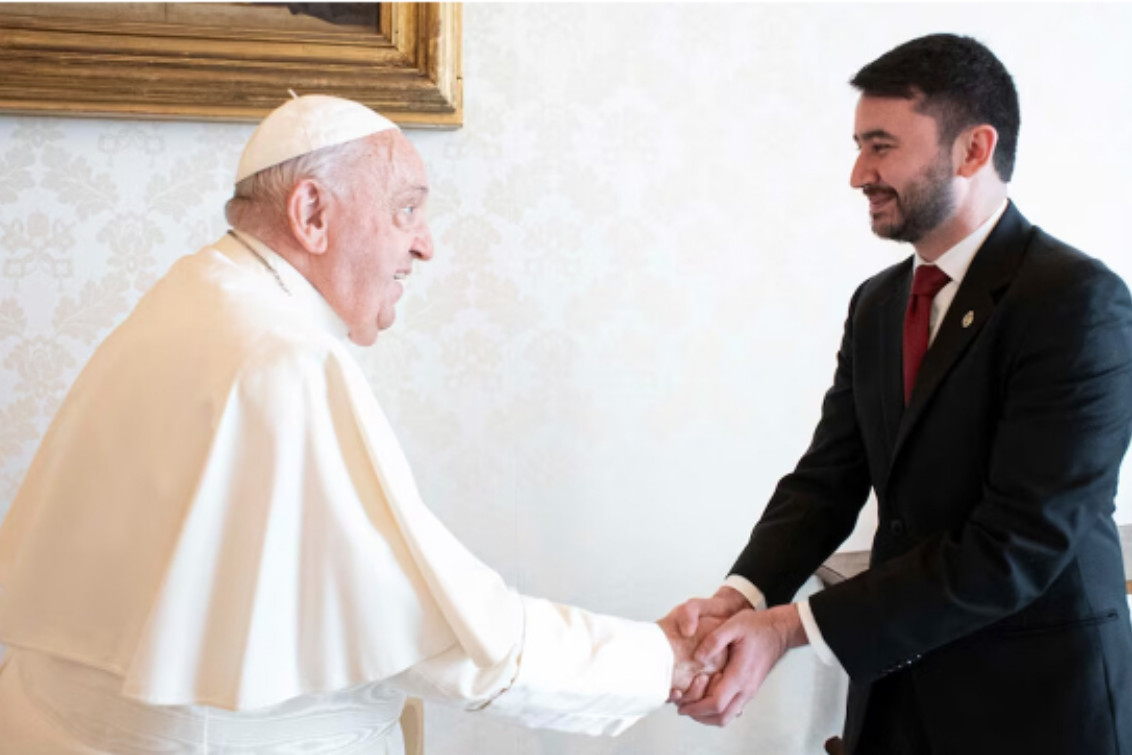   El papa Francisco recibió a un enviado del gobierno de Milei