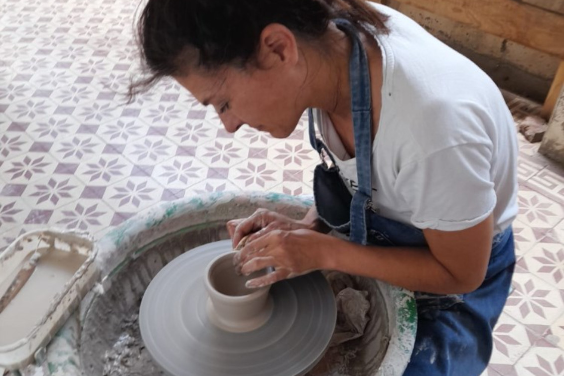 Artesano trabajando una pieza a torno (Foto: Tierras de Cerámica).