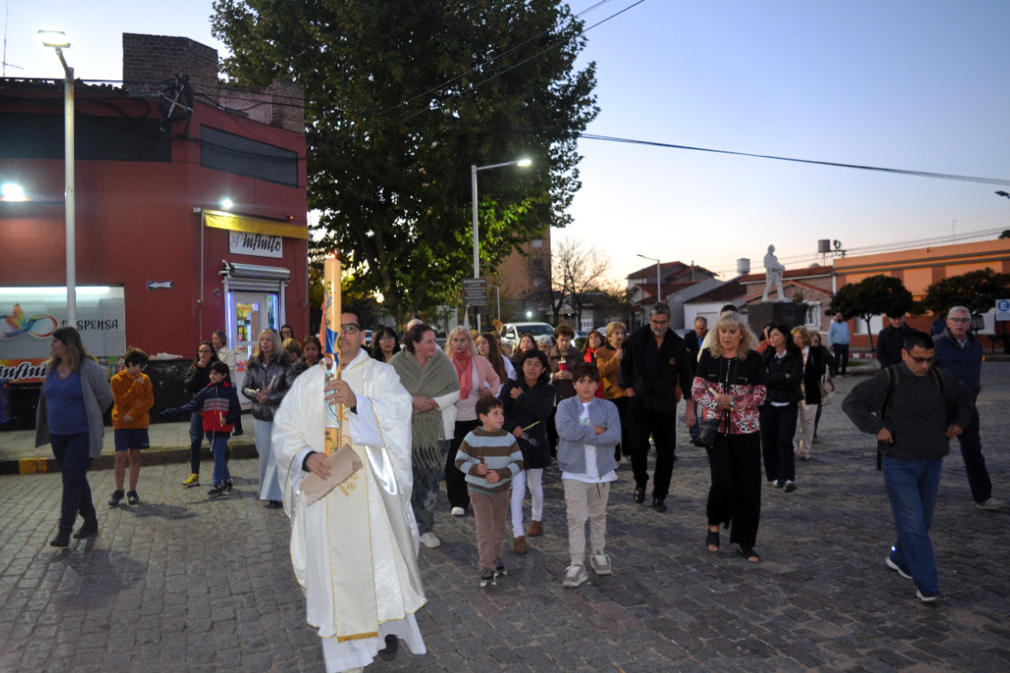 Sábado Santo: la Vigilia Pascual convocó a fieles en una emotiva celebración
