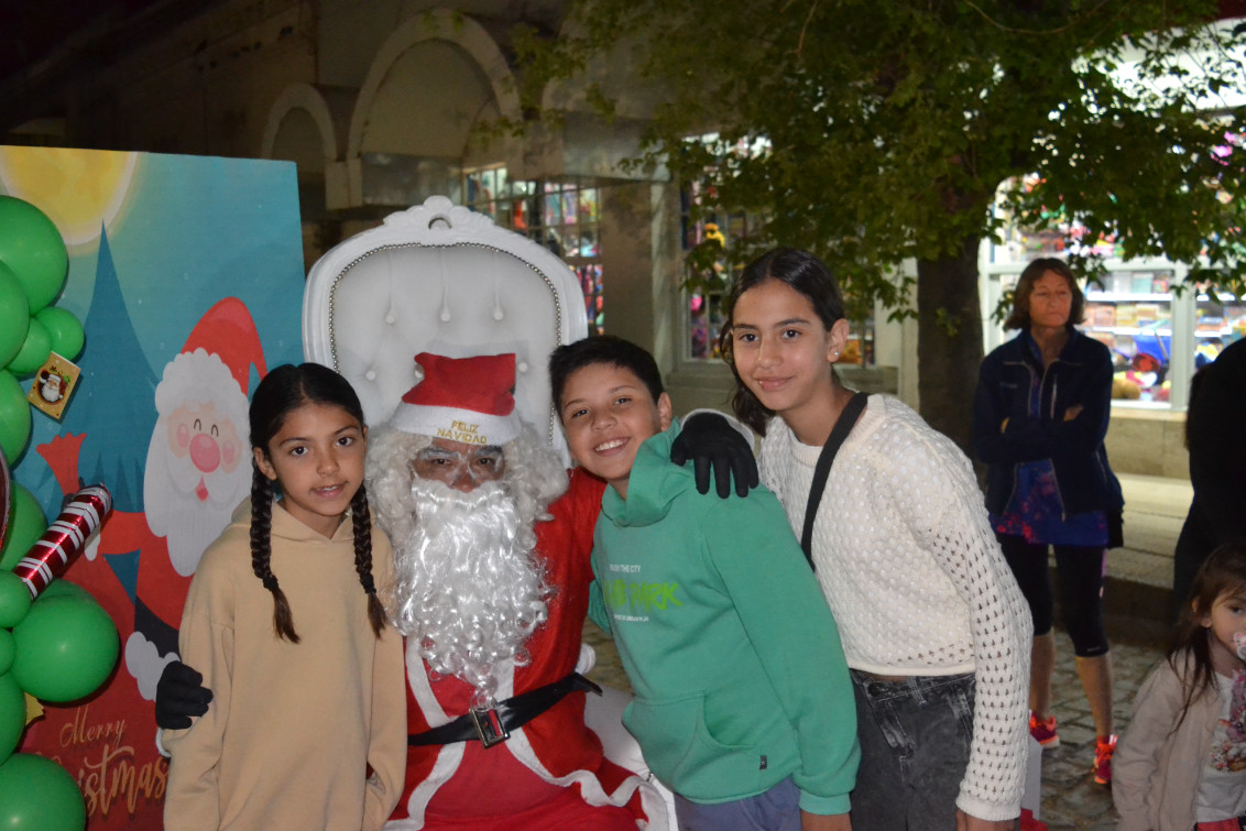 Gran convocatoria en la Peatonal Navideña 2025