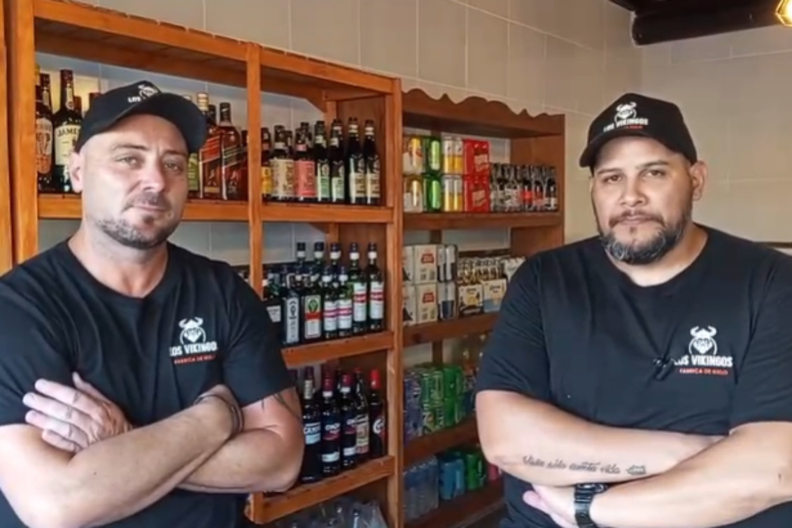 “Los Vikingos”, una nueva propuesta comercial que suma hielo y bebidas en Pringles