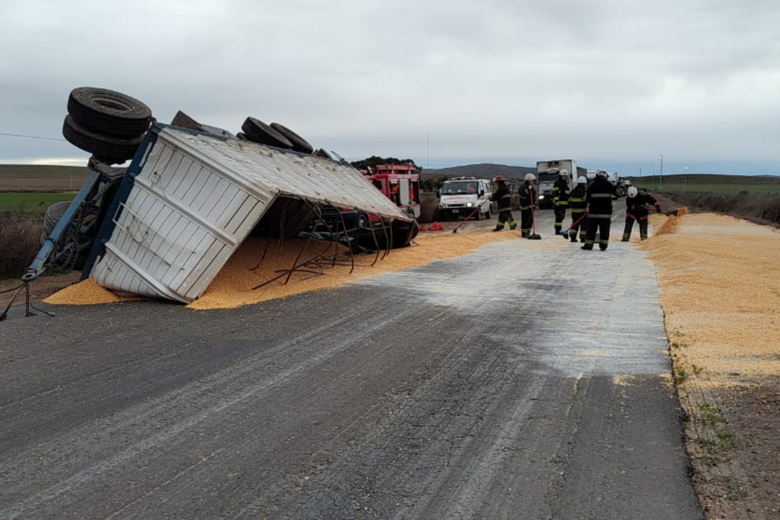  Vuelco de acoplado en la Ruta 51: Corte de media calzada y tránsito demorado