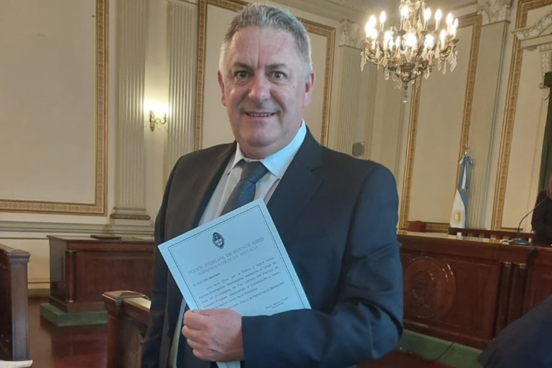   El Dr. Eric Naumann juró como Juez de Paz