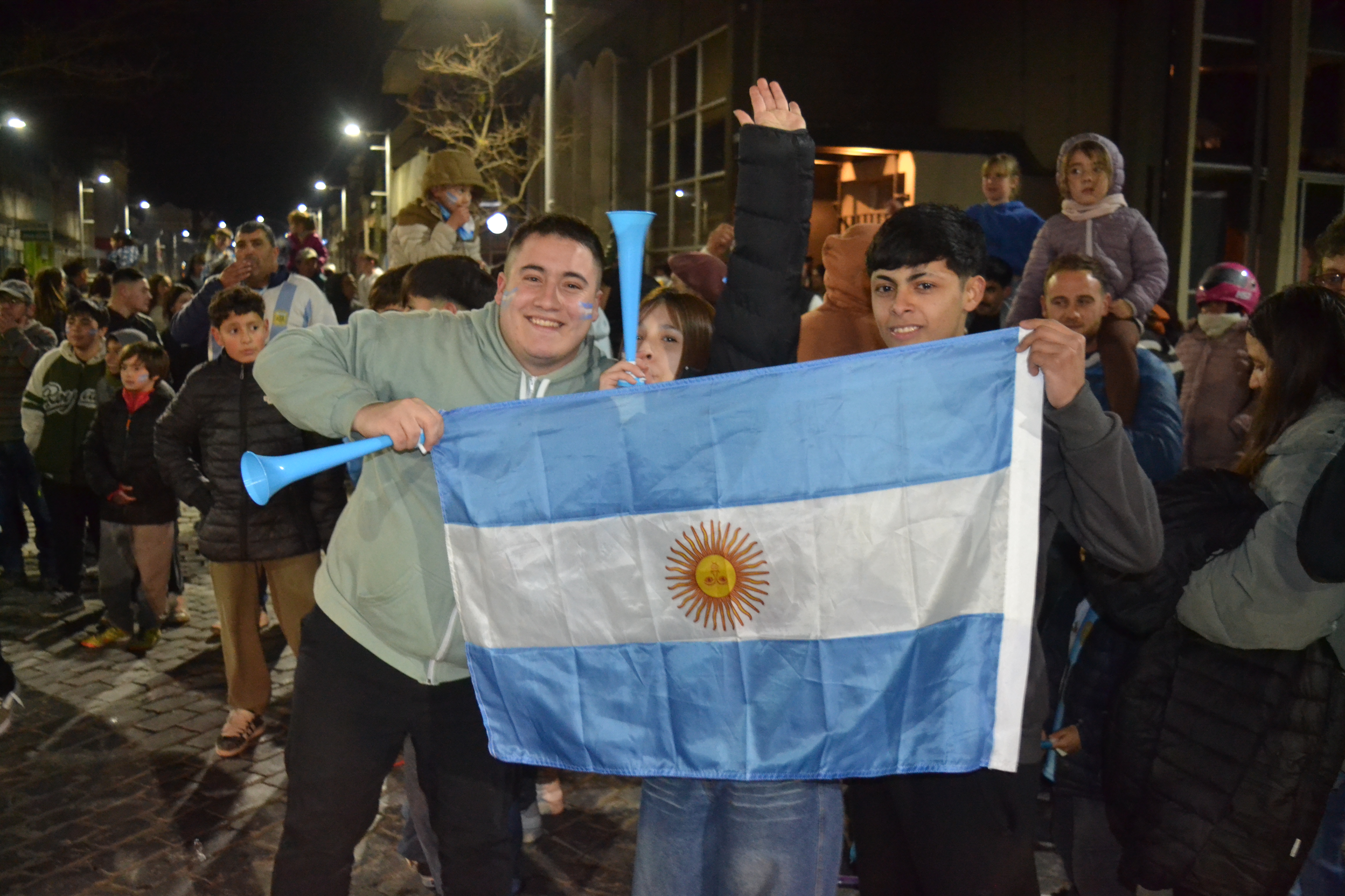 Coronel Pringles se vistió de celeste y blanco para celebrar el pase de Argentina a octavos de final