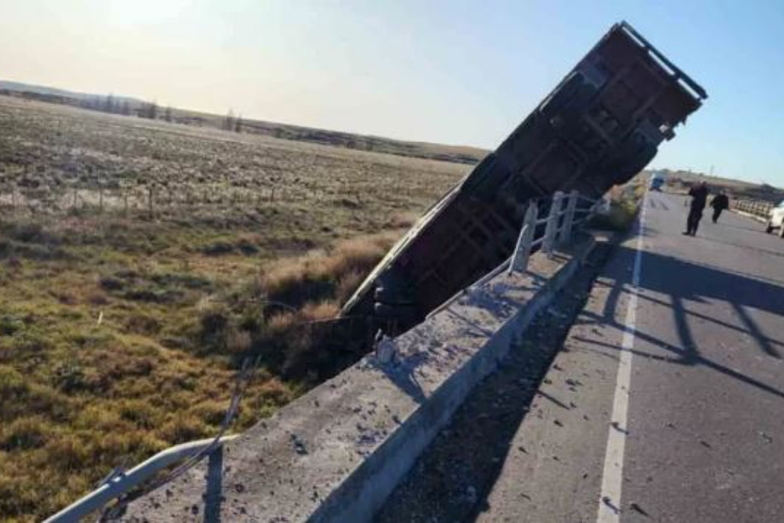 RUTA 51: El acoplado de un camión quedó colgado en uno de los siete puentes
