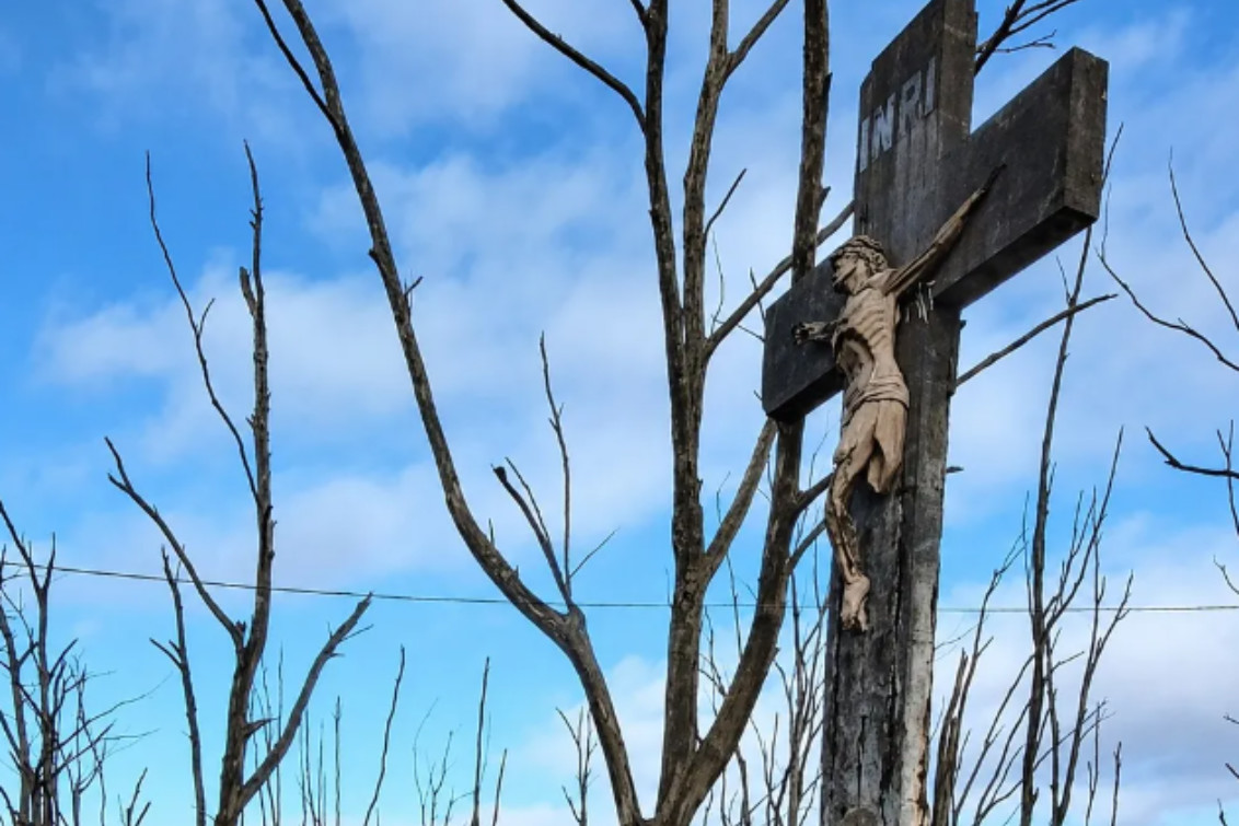 Preocupación en Adolfo Alsina por el deterioro del Cristo del Camino, obra de Francisco Salamone