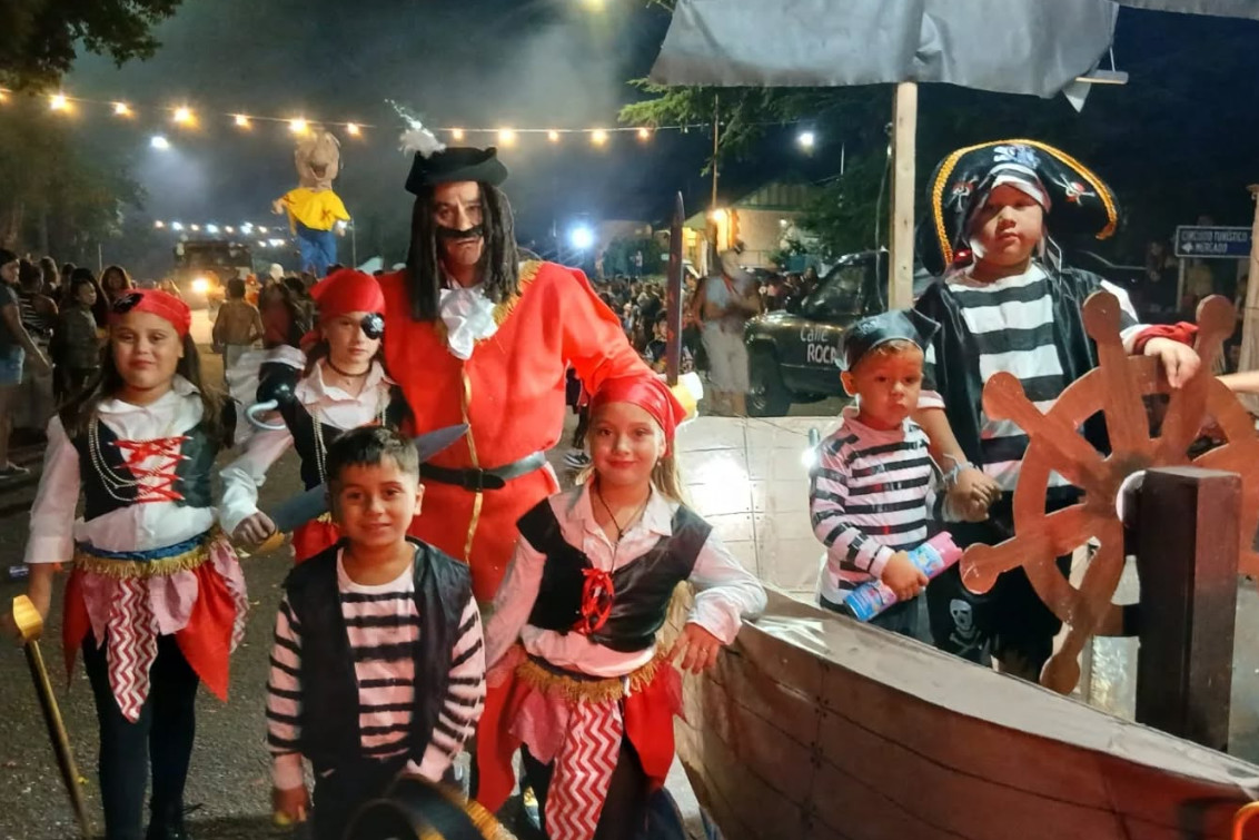 Saldungaray cerró sus carnavales con una noche de esplendor y la tradicional quema del Rey Momo