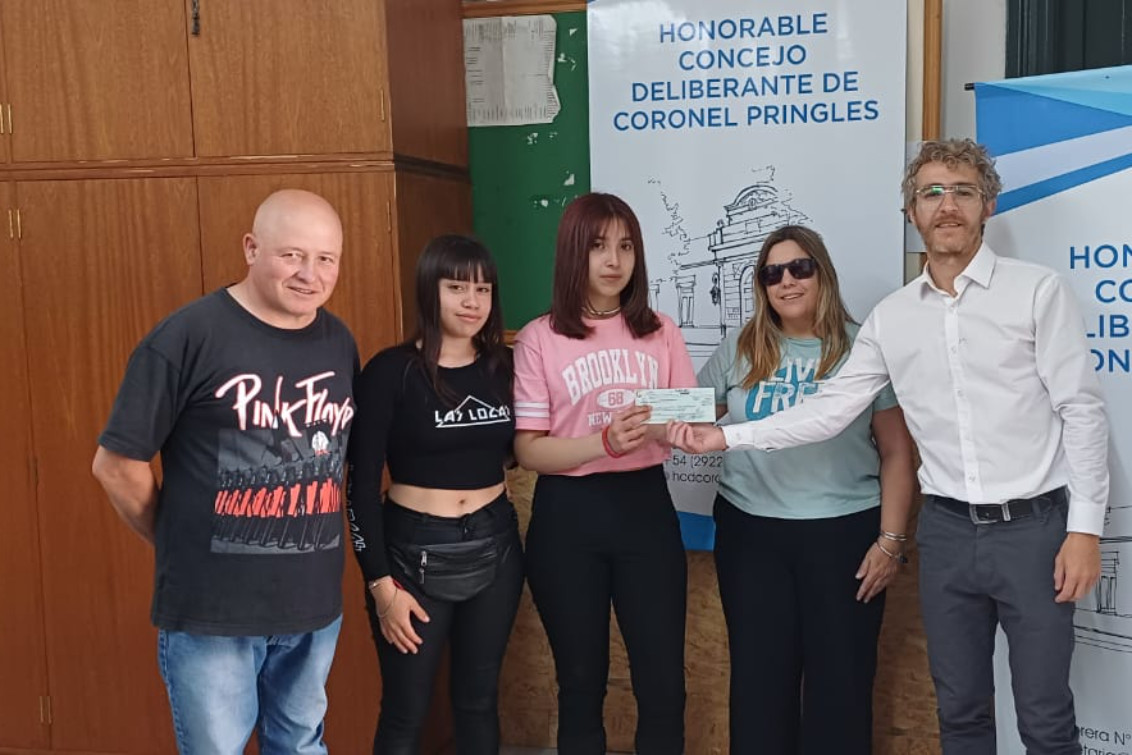   ENTREGA DEL PRIMER PREMIO DEL HONORABLE CONCEJO DELIBERANTE ESTUDIANTIL