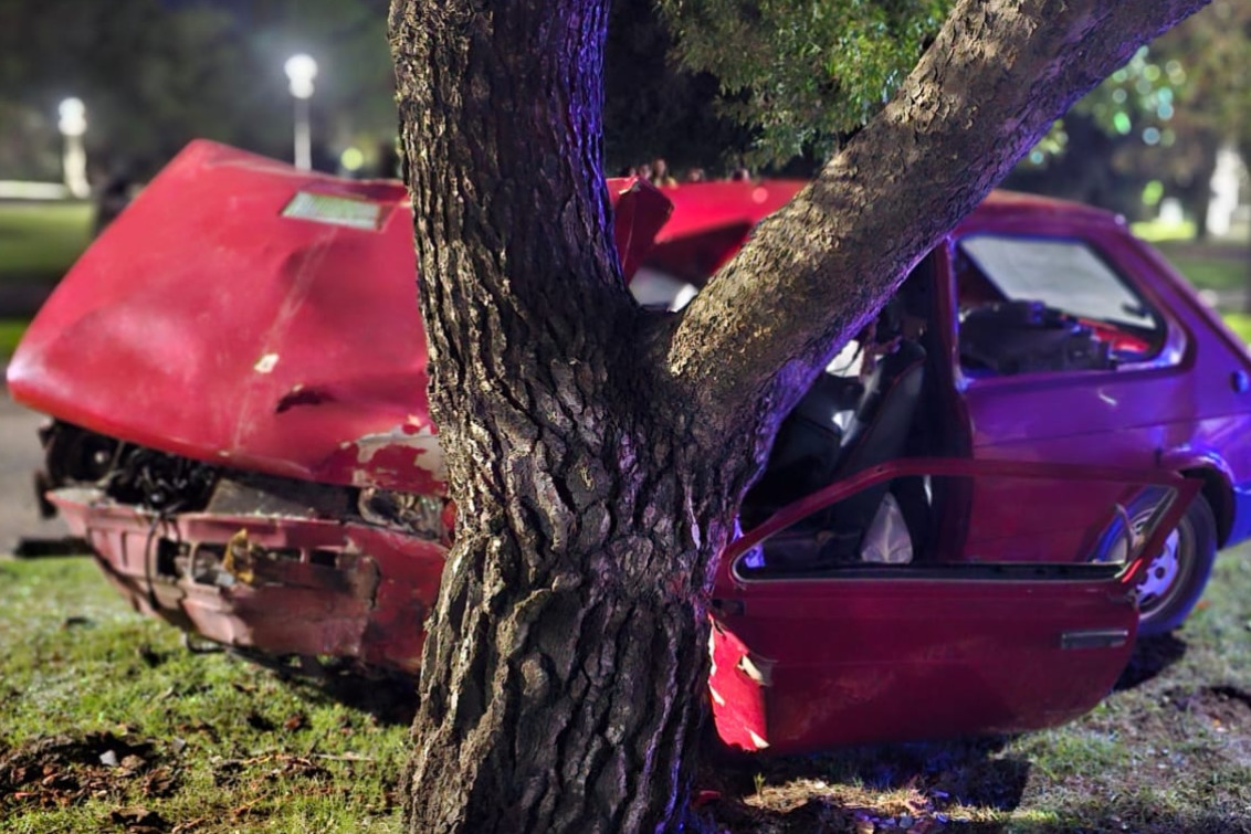 Madrugada accidentada en Tornquist: un joven hospitalizado tras chocar contra un árbol